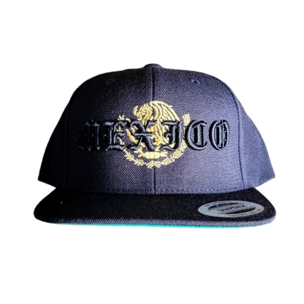 Gorra tipo Snapback con un diseño muy lindo Mexicano. Gorra color Negro